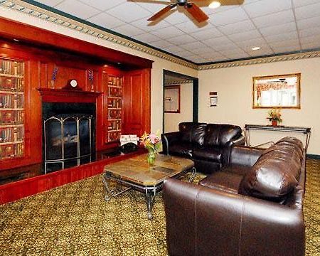 Econo Lodge Inn & Suites Augusta Interior photo